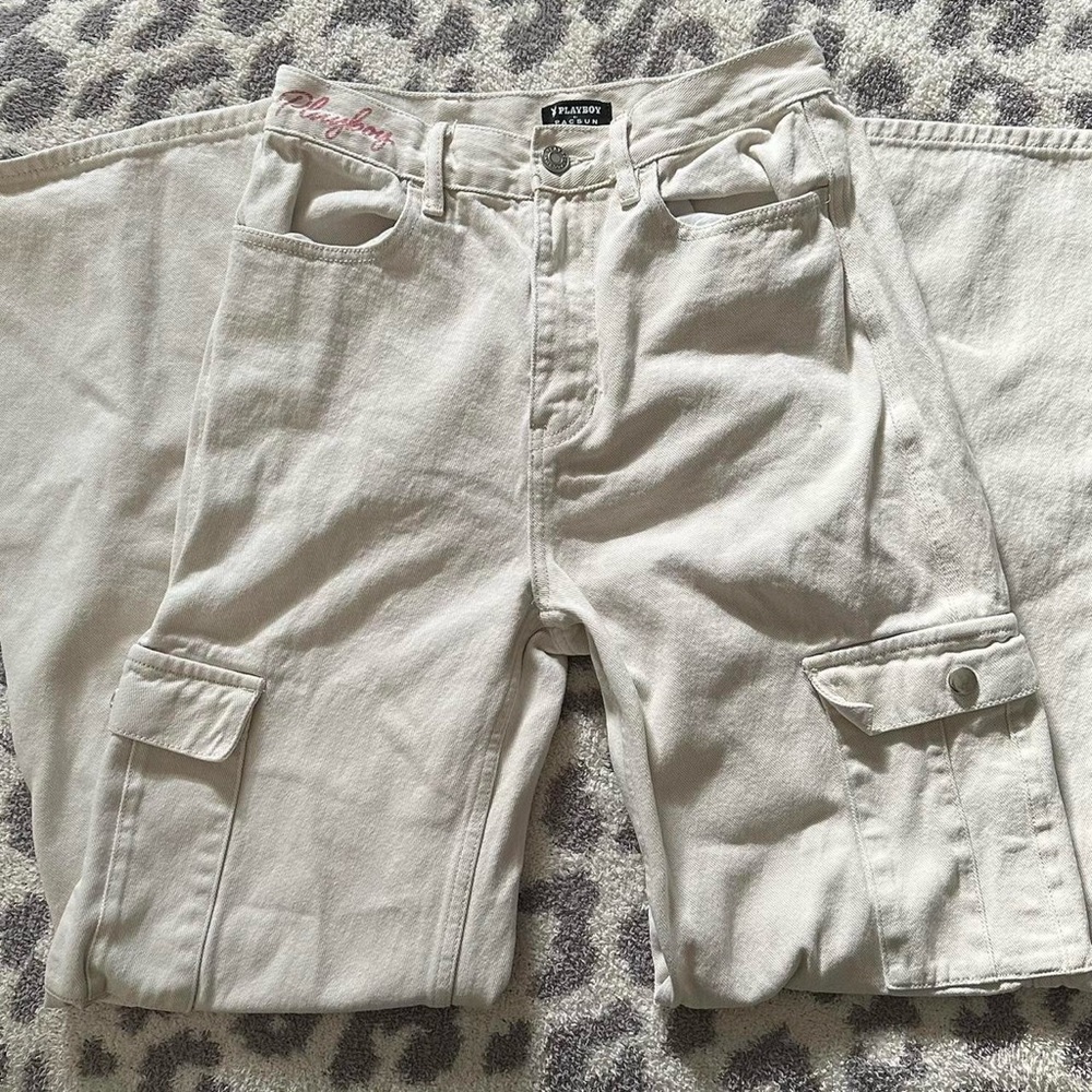 White Play boy by PacSun Cargos size
26 super cute